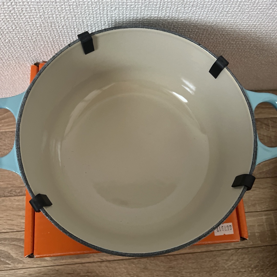 LE CREUSET(ルクルーゼ)の●新品●ルクルーゼ ココットロンド 20cm  カリビアンブルー インテリア/住まい/日用品のキッチン/食器(鍋/フライパン)の商品写真