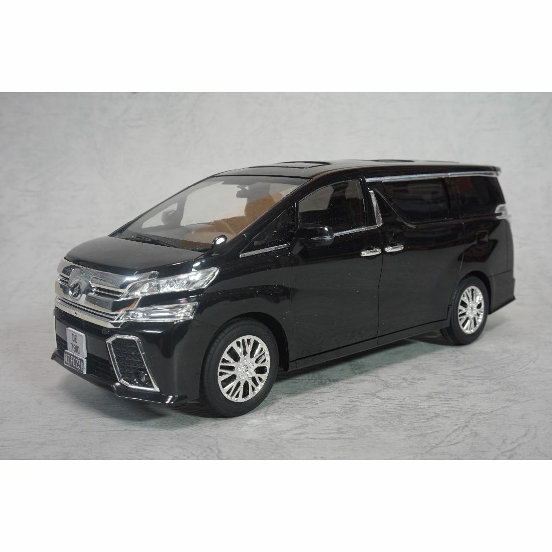 FUJIMI(フジミモケイ)のプラモデル　1/24　トヨタ・ヴェルファイア　組立済完成品 エンタメ/ホビーのおもちゃ/ぬいぐるみ(模型/プラモデル)の商品写真