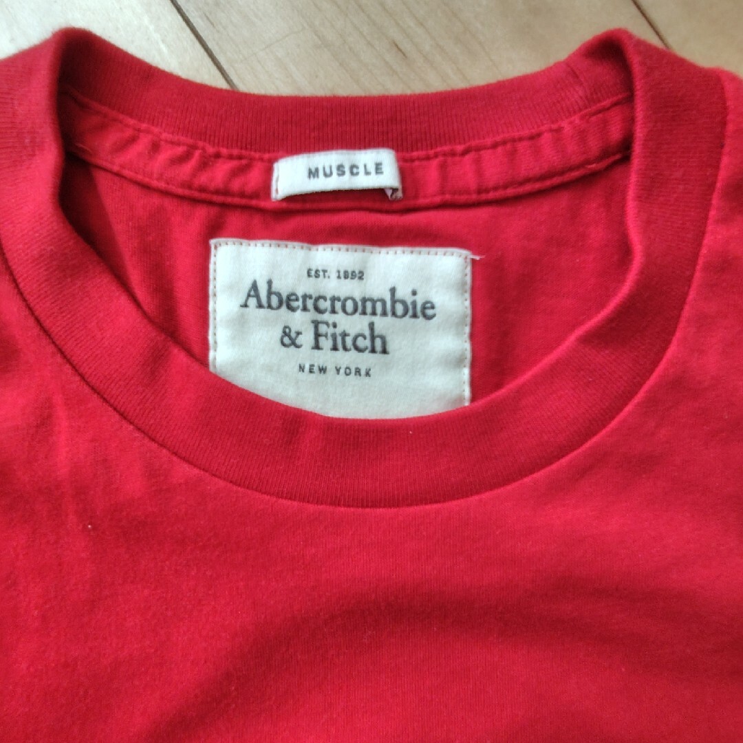 Abercrombie&Fitch(アバクロンビーアンドフィッチ)のアバクロンビーフィッチ　Abercrombie&Fitch　Tシャツ　S　赤 メンズのトップス(Tシャツ/カットソー(七分/長袖))の商品写真