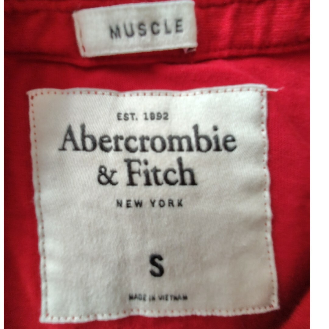 Abercrombie&Fitch(アバクロンビーアンドフィッチ)のアバクロンビーフィッチ　Abercrombie&Fitch　Tシャツ　S　赤 メンズのトップス(Tシャツ/カットソー(七分/長袖))の商品写真