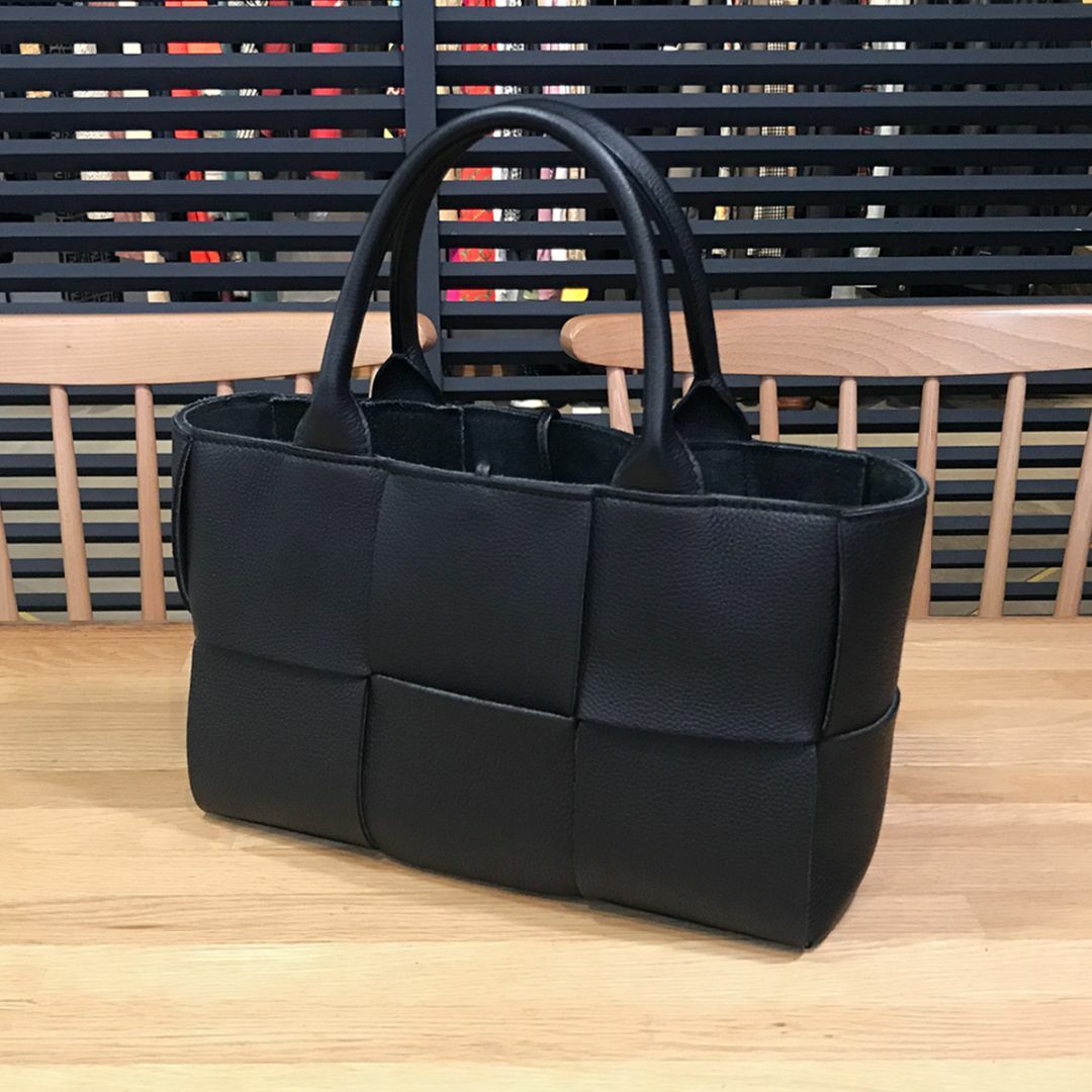 Bottega Veneta(ボッテガヴェネタ)の新品同様 ボッテガヴェネタ 現行 マキシイントレチャート ミニアルコトートバッグ レディースのバッグ(トートバッグ)の商品写真