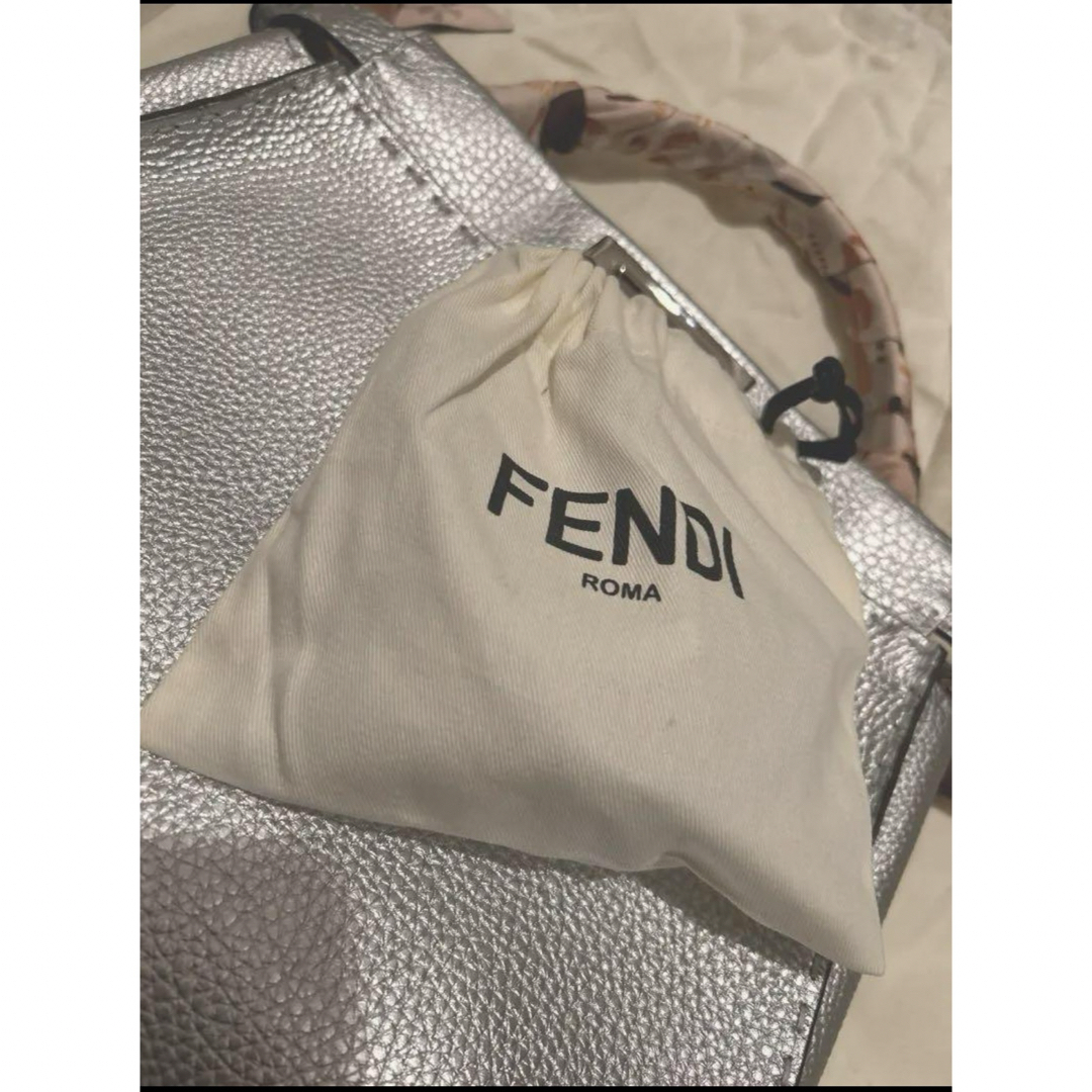 FENDI(フェンディ)の【美品】FENDI ピーカブーセレリアシルバーバッグラッ ピー付き レディースのバッグ(ハンドバッグ)の商品写真