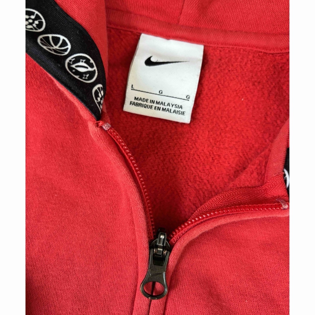 NIKE(ナイキ)のNIKE キッズ　パーカー　155㎝　赤 キッズ/ベビー/マタニティのキッズ服男の子用(90cm~)(Tシャツ/カットソー)の商品写真