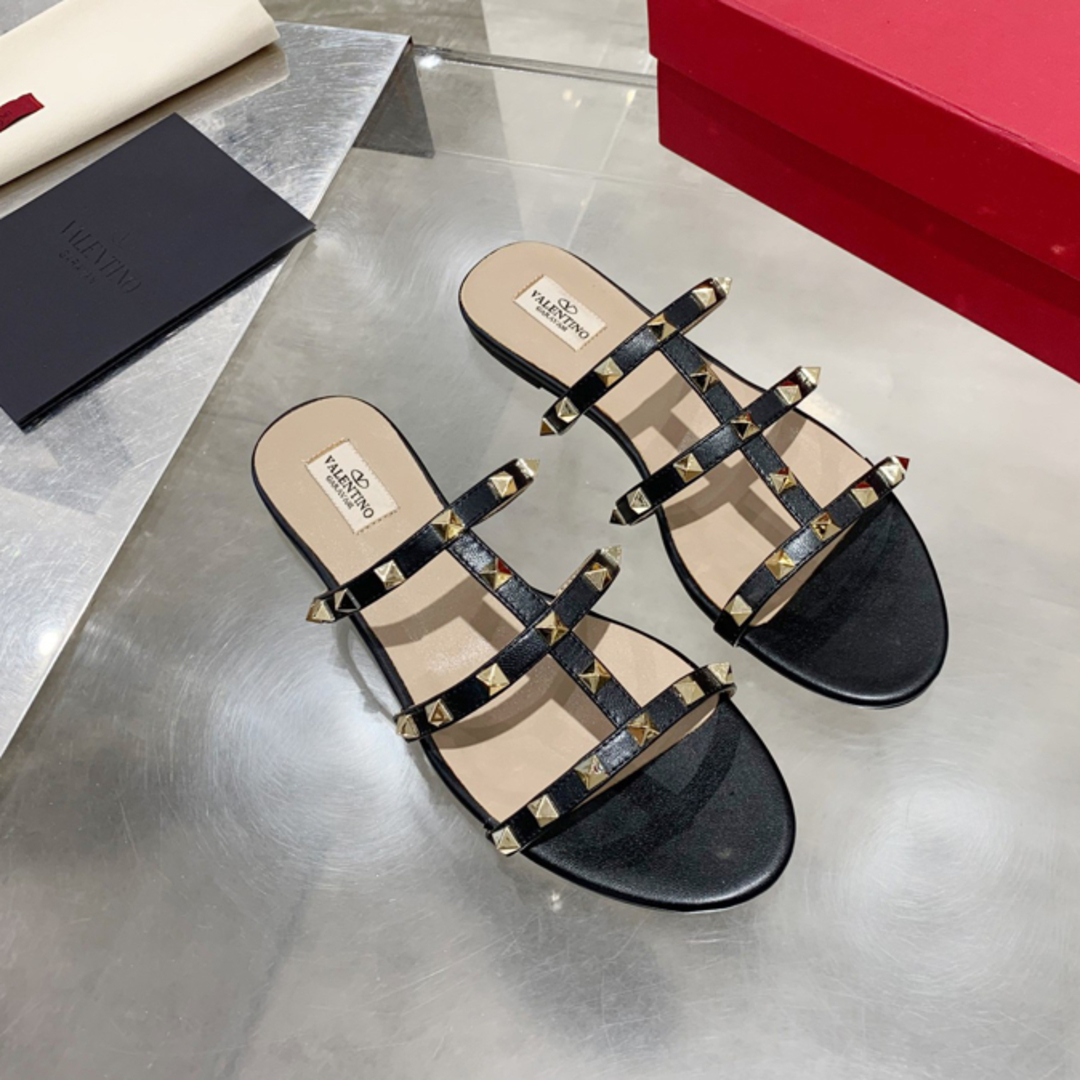 VALENTINO(ヴァレンティノ)の★VALENTINO ROCKSTUD FLAT RUBBER サンダル レディースの靴/シューズ(サンダル)の商品写真