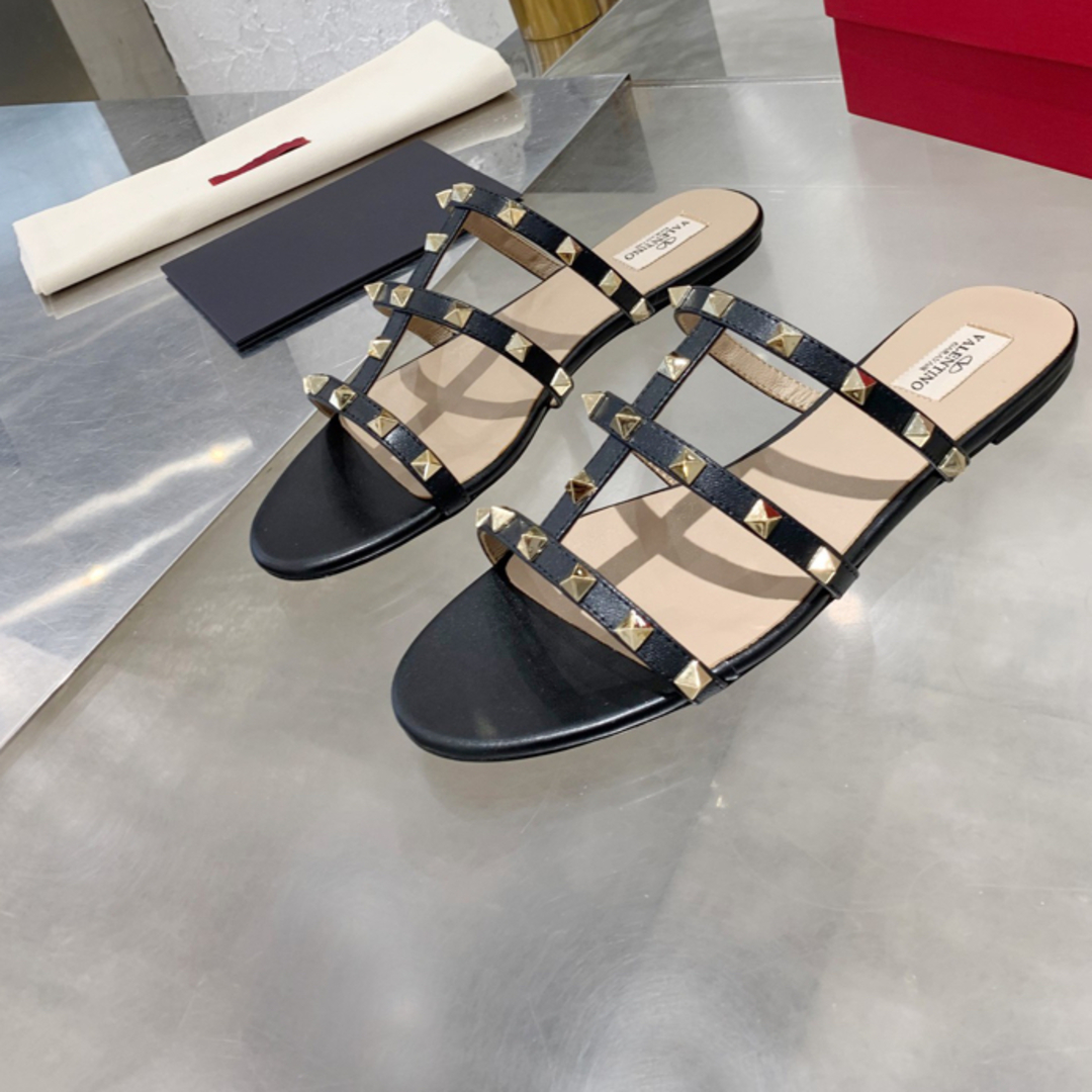 VALENTINO(ヴァレンティノ)の★VALENTINO ROCKSTUD FLAT RUBBER サンダル レディースの靴/シューズ(サンダル)の商品写真