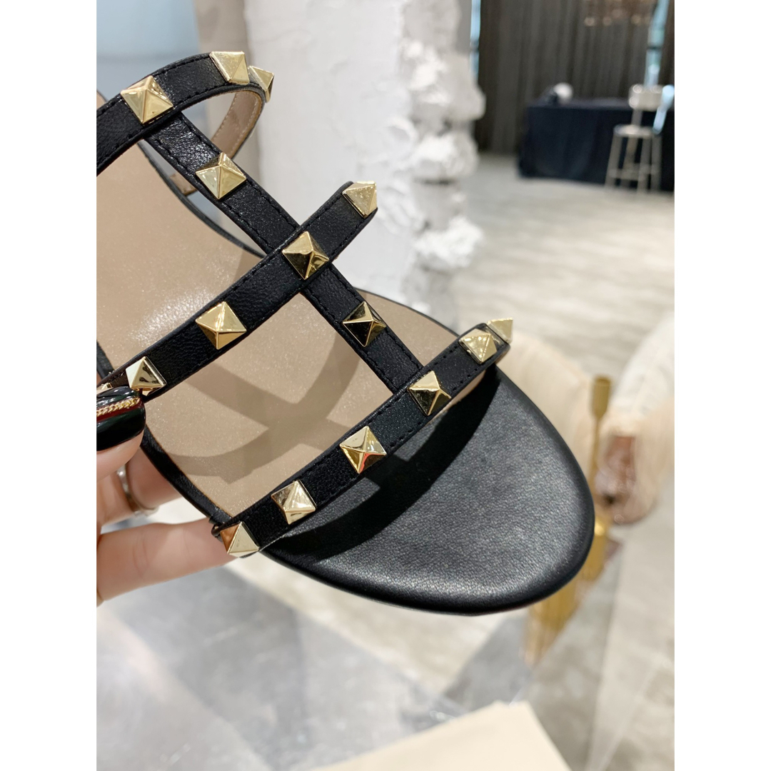 VALENTINO(ヴァレンティノ)の★VALENTINO ROCKSTUD FLAT RUBBER サンダル レディースの靴/シューズ(サンダル)の商品写真