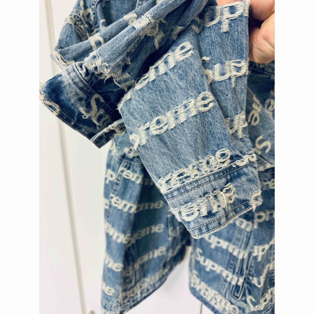 Supreme(シュプリーム)のSupreme Frayed Logos Denim TruckerJacket メンズのジャケット/アウター(Gジャン/デニムジャケット)の商品写真