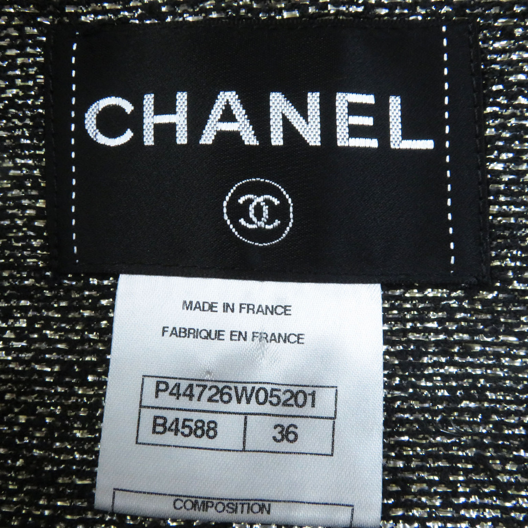 CHANEL(シャネル)の極美品◎CHANEL シャネル P44726 裏地ゴールド・ココマークプレート付き 5分袖 ノーカラージャケット ブラック 36 フランス製 レディース レディースのジャケット/アウター(ノーカラージャケット)の商品写真