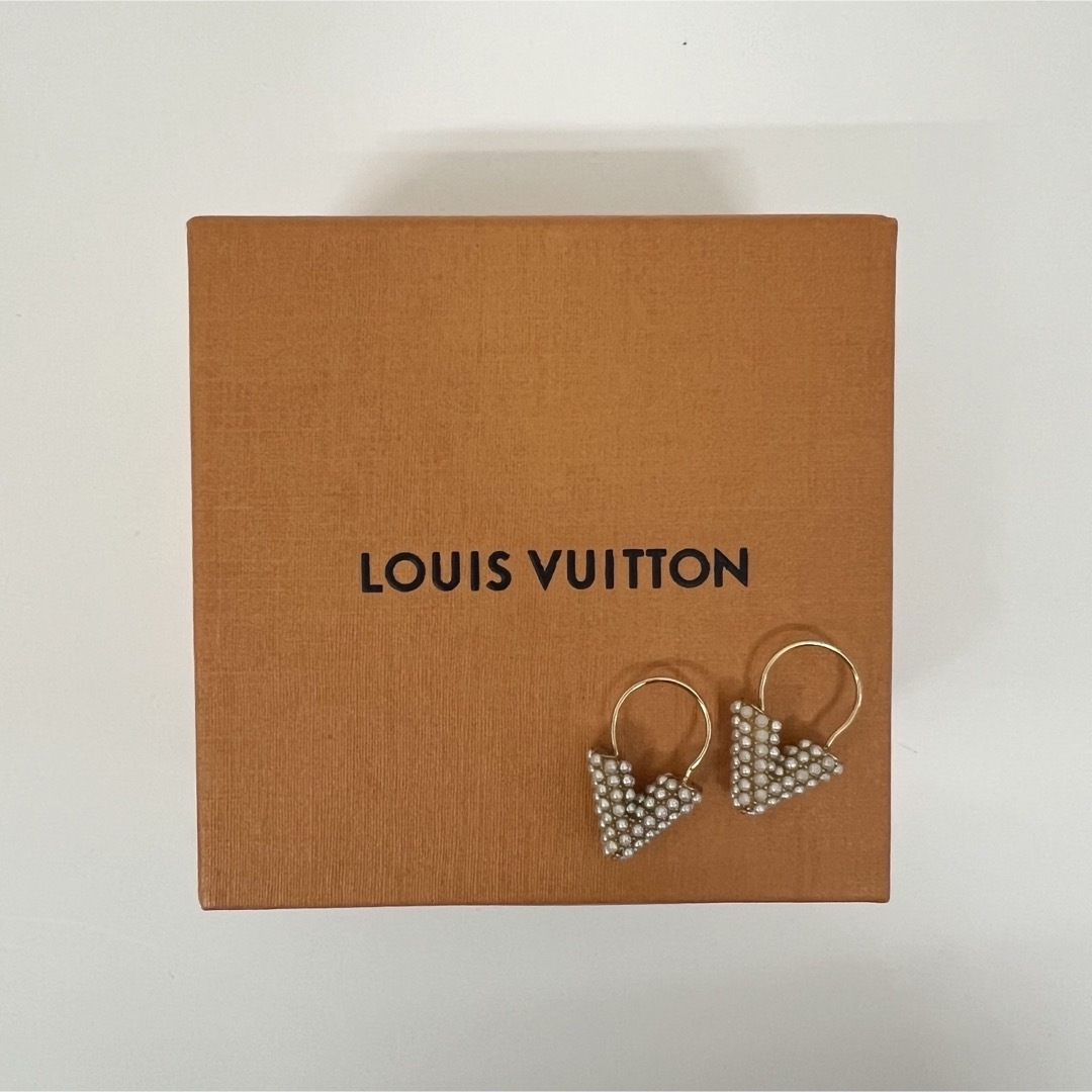 LOUIS VUITTON(ルイヴィトン)の⚠️美品⚠️定価65,880円 ルイヴィトン♡パールVモチーフピアス レディースのアクセサリー(ピアス)の商品写真