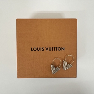 ルイヴィトン(LOUIS VUITTON)の⚠️美品⚠️定価65,880円 ルイヴィトン♡パールVモチーフピアス(ピアス)