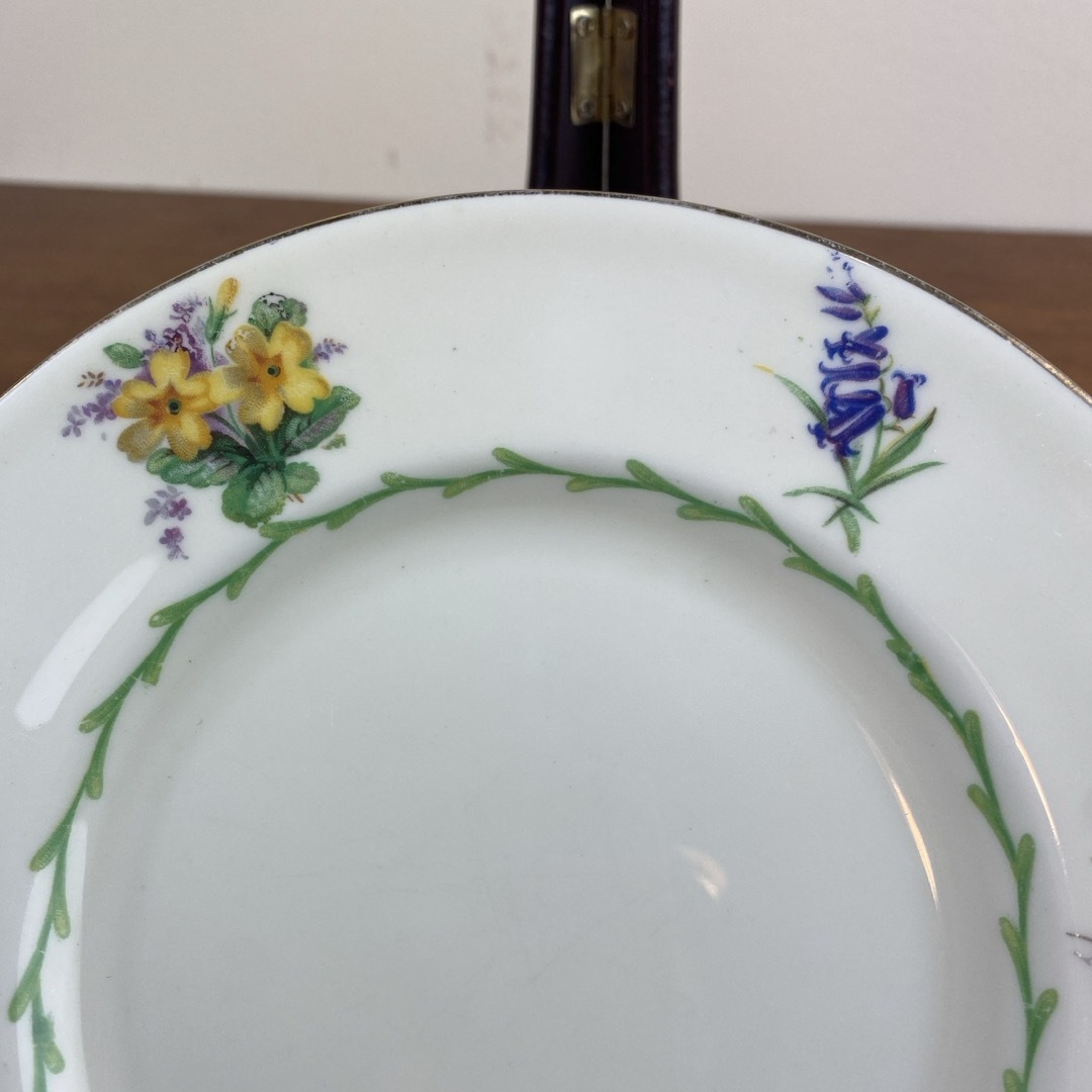 Royal Doulton(ロイヤルドルトン)のロイヤルドルトン　ケーキ皿　花柄　クリーム色　アンティーク　イギリス インテリア/住まい/日用品のキッチン/食器(食器)の商品写真