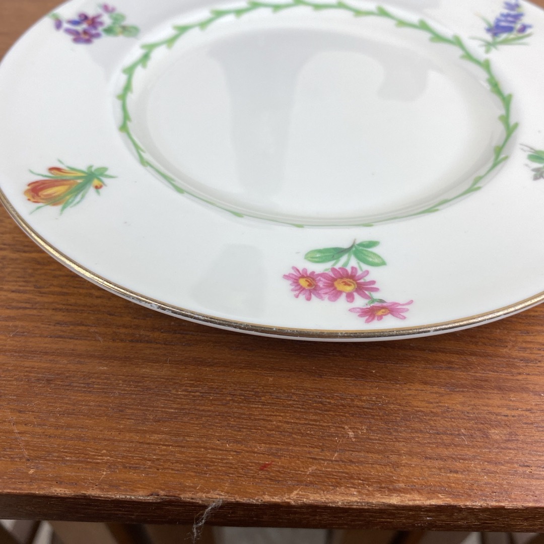 Royal Doulton(ロイヤルドルトン)のロイヤルドルトン　ケーキ皿　花柄　クリーム色　アンティーク　イギリス インテリア/住まい/日用品のキッチン/食器(食器)の商品写真