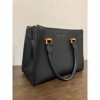 チャールズアンドキース(Charles and Keith)のCHARLES & KEITH ラージテクスチャード ダブルハンドルバッグ　黒(ハンドバッグ)