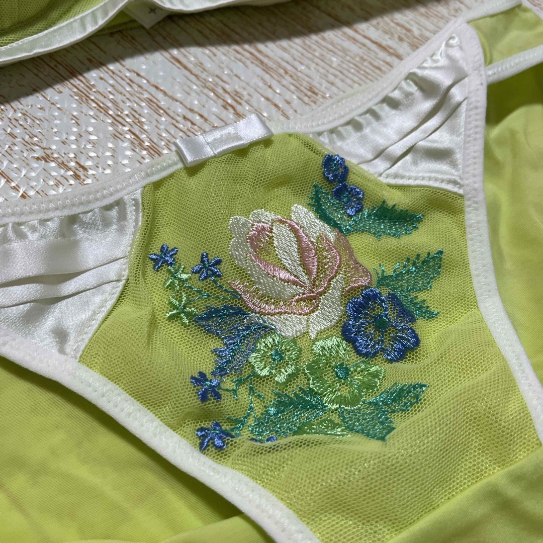 AMPHI(アンフィ)のAMPHI 刺繍　ブラジャー＆パンツ　セット レディースの下着/アンダーウェア(ブラ&ショーツセット)の商品写真