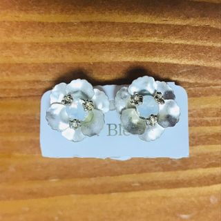 ブルーブルーエ(Bleu Bleuet)のブルーブルーエ イヤリング　花　シルバー(アクセサリー)