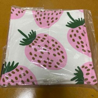 マリメッコ(marimekko)の新品未使用　マリメッコ　ポットホルダー　いちご　2つセット(収納/キッチン雑貨)