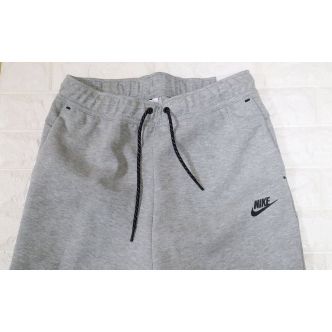 NIKE(ナイキ)の新品　Mサイズ　ナイキ　NIKE メンズ　テックフリース　ショートパンツ　グレー メンズのパンツ(ショートパンツ)の商品写真