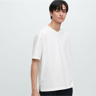 ユニクロ(UNIQLO)の美品 ユニクロ リラックスフィットVネックTシャツ ホワイト Lサイズ(Tシャツ/カットソー(半袖/袖なし))
