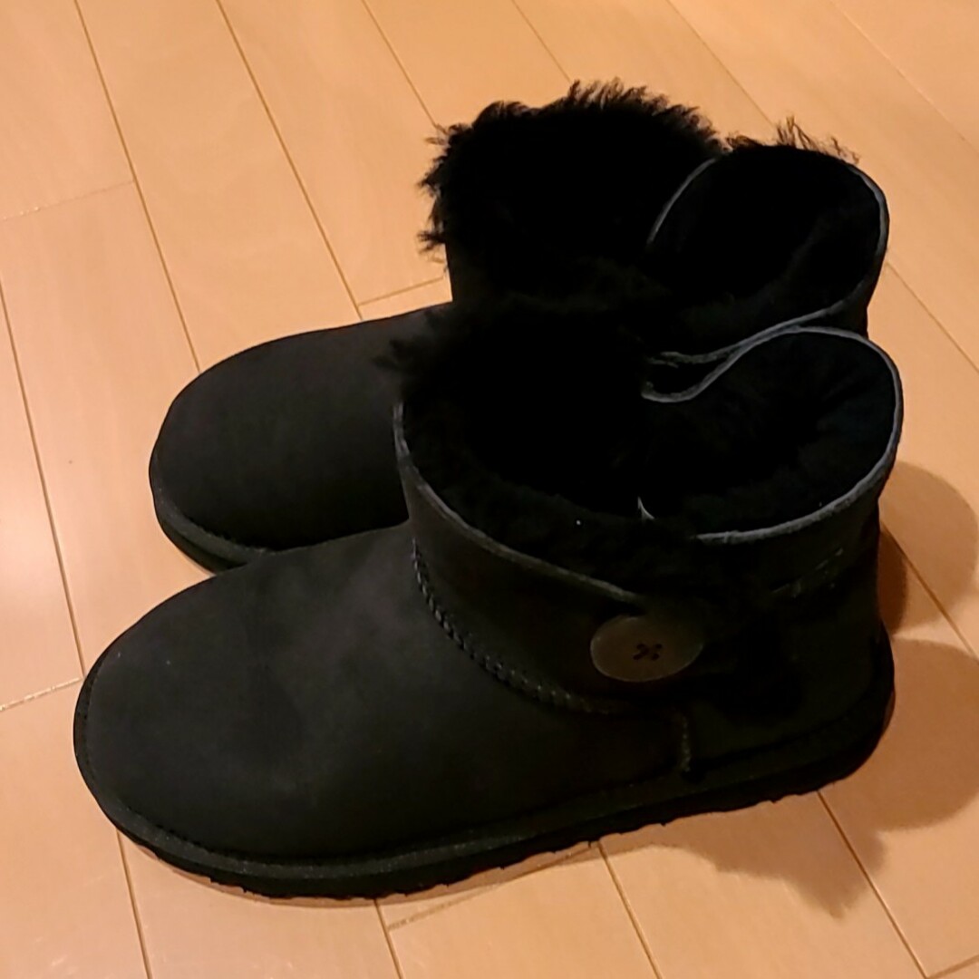 UGG(アグ)のUGGアグ　ムートンブーツ　クラシックミニ　ベイリーボウ　黒ブラック　25cm レディースの靴/シューズ(ブーツ)の商品写真