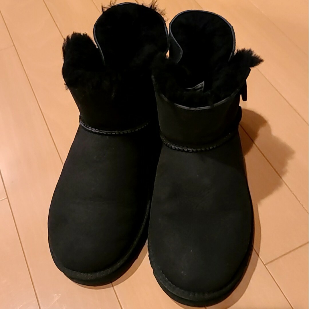 UGG(アグ)のUGGアグ　ムートンブーツ　クラシックミニ　ベイリーボウ　黒ブラック　25cm レディースの靴/シューズ(ブーツ)の商品写真