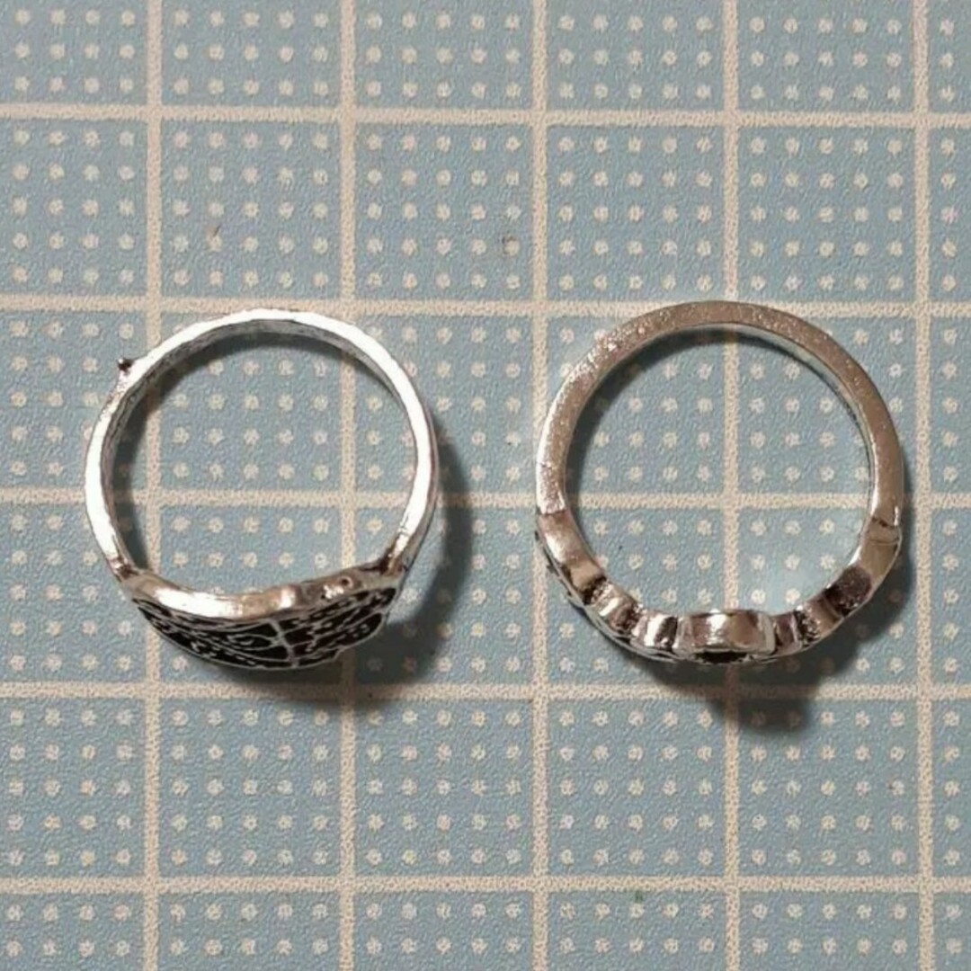 新品　未使用　銀色の指輪　面白い形のリング　2個セット レディースのアクセサリー(リング(指輪))の商品写真