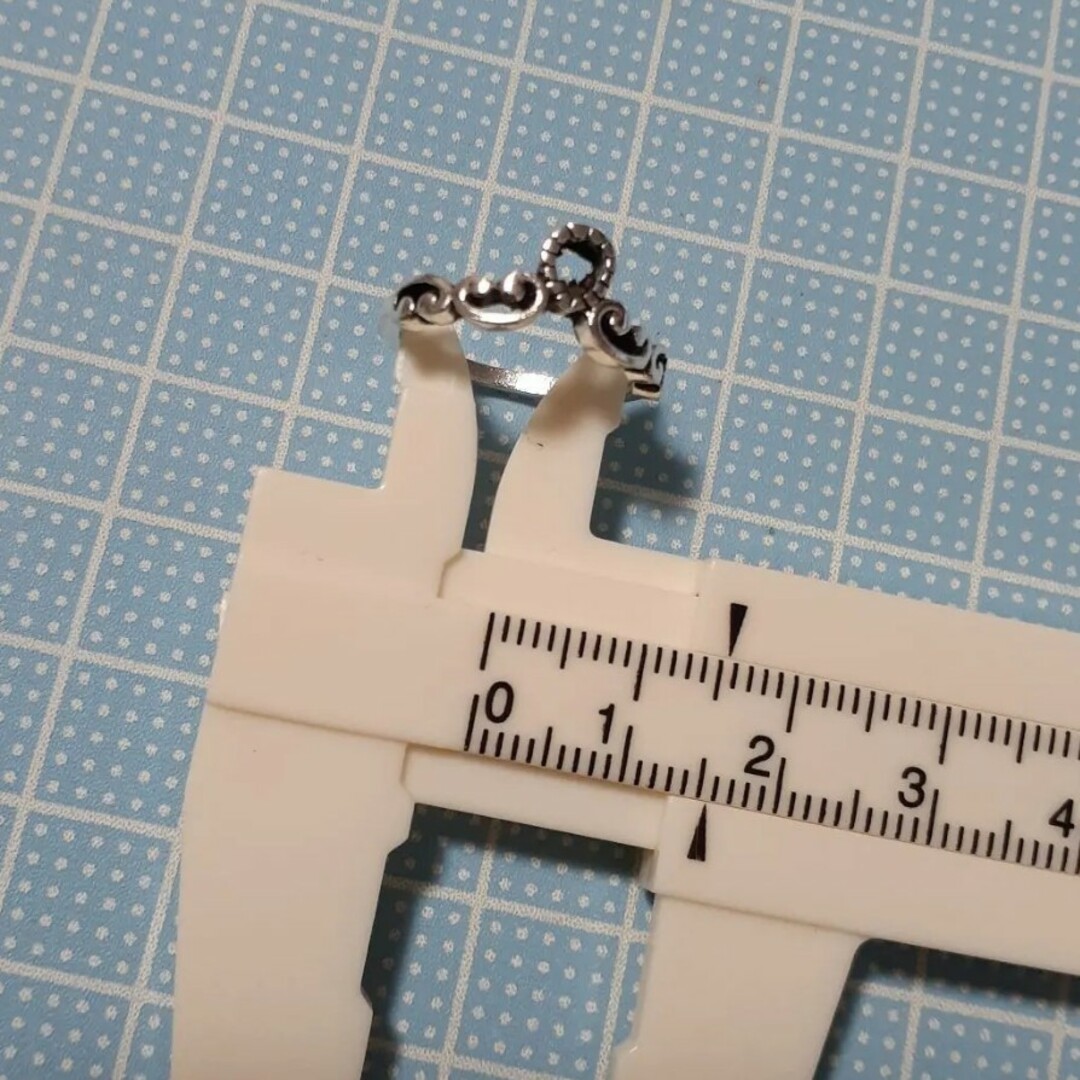 新品　未使用　銀色の指輪　面白い形のリング　2個セット レディースのアクセサリー(リング(指輪))の商品写真