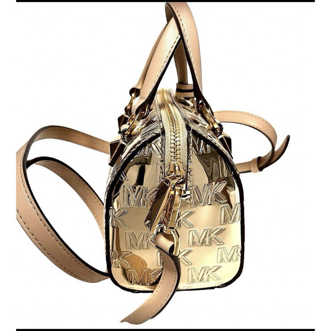 Michael Kors(マイケルコース)の最新作マイケルコース☆新品☆エンボスロゴ 2way ボストンバッグ/ゴールド レディースのバッグ(ショルダーバッグ)の商品写真
