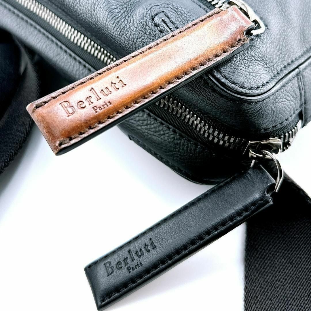 Berluti(ベルルッティ)のベルルッティ レザー ボディバッグ メンズ ブラック メンズのバッグ(ボディーバッグ)の商品写真