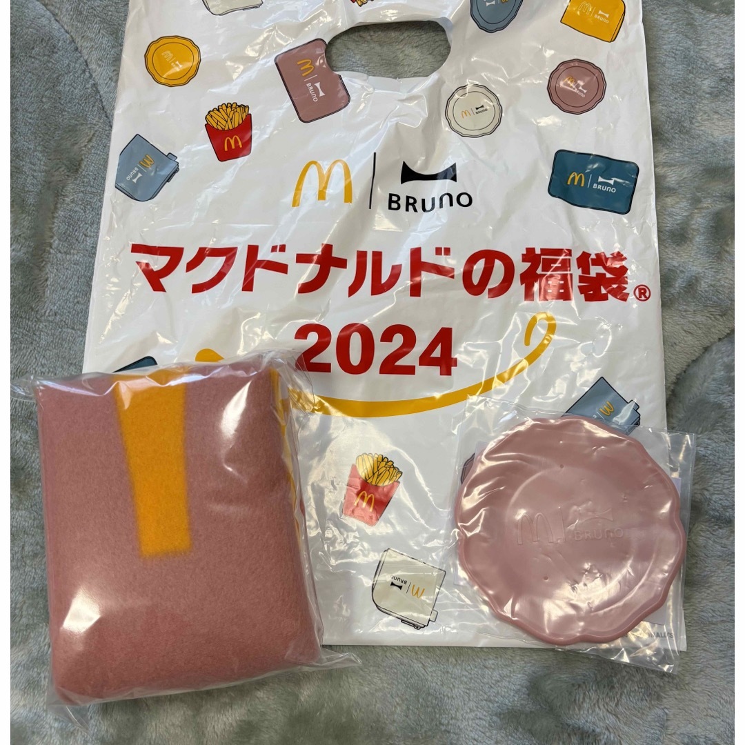 マクドナルド2024福袋  ブランケット　ミニプレート　 エンタメ/ホビーのコレクション(ノベルティグッズ)の商品写真