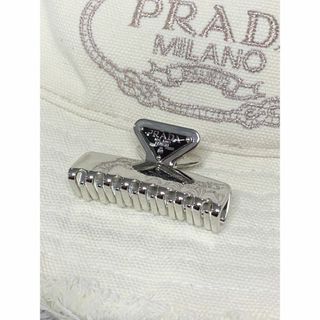 プラダ(PRADA)のPRADA ヘアクリップ シルバー(バレッタ/ヘアクリップ)