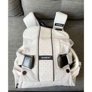 ベビービョルン(BABYBJORN)のベビービョルン ONE＋AIR ワンプラスエアー メッシュ シルバー　ホワイト(抱っこひも/おんぶひも)