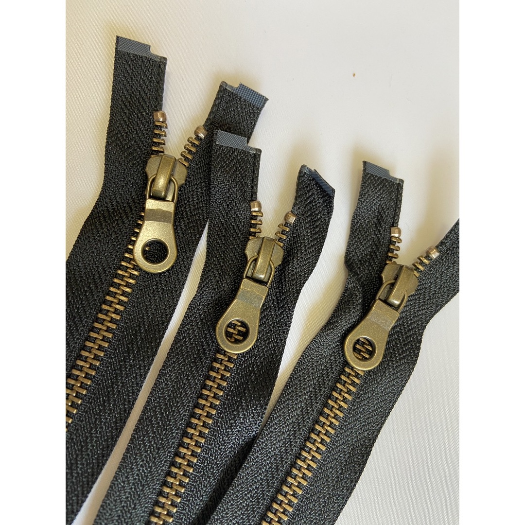 YKK 金属 オープンファスナー アンティークゴールド 黒5号43㎝ 3本 ハンドメイドの素材/材料(各種パーツ)の商品写真