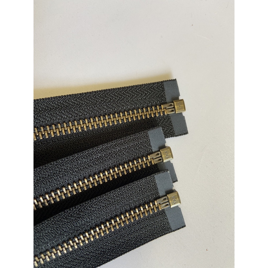 YKK 金属 オープンファスナー アンティークゴールド 黒5号43㎝ 3本 ハンドメイドの素材/材料(各種パーツ)の商品写真