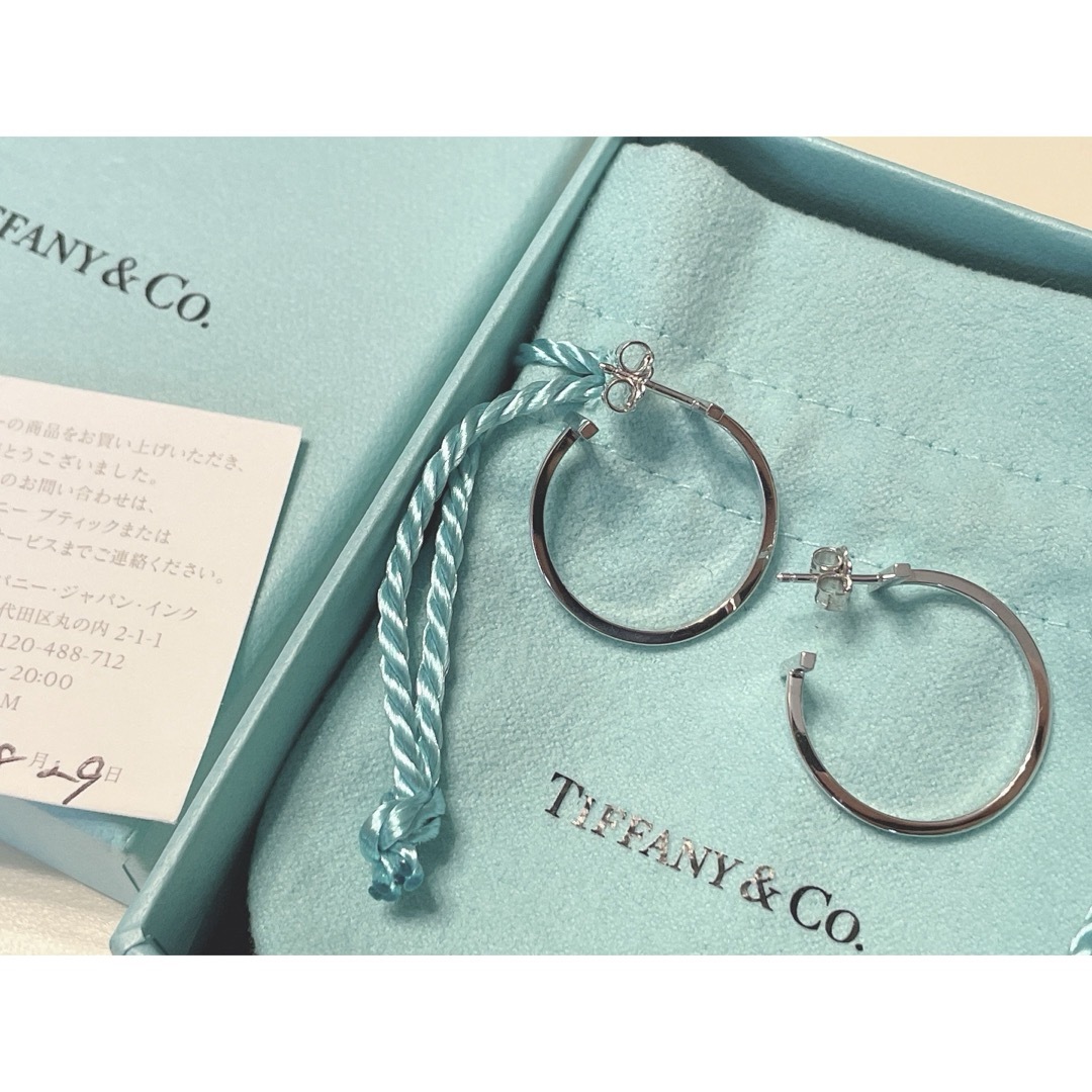 Tiffany & Co.(ティファニー)の正規　現行品　Tiffany&Co. ティファニー　K18  Tフープピアス レディースのアクセサリー(ピアス)の商品写真