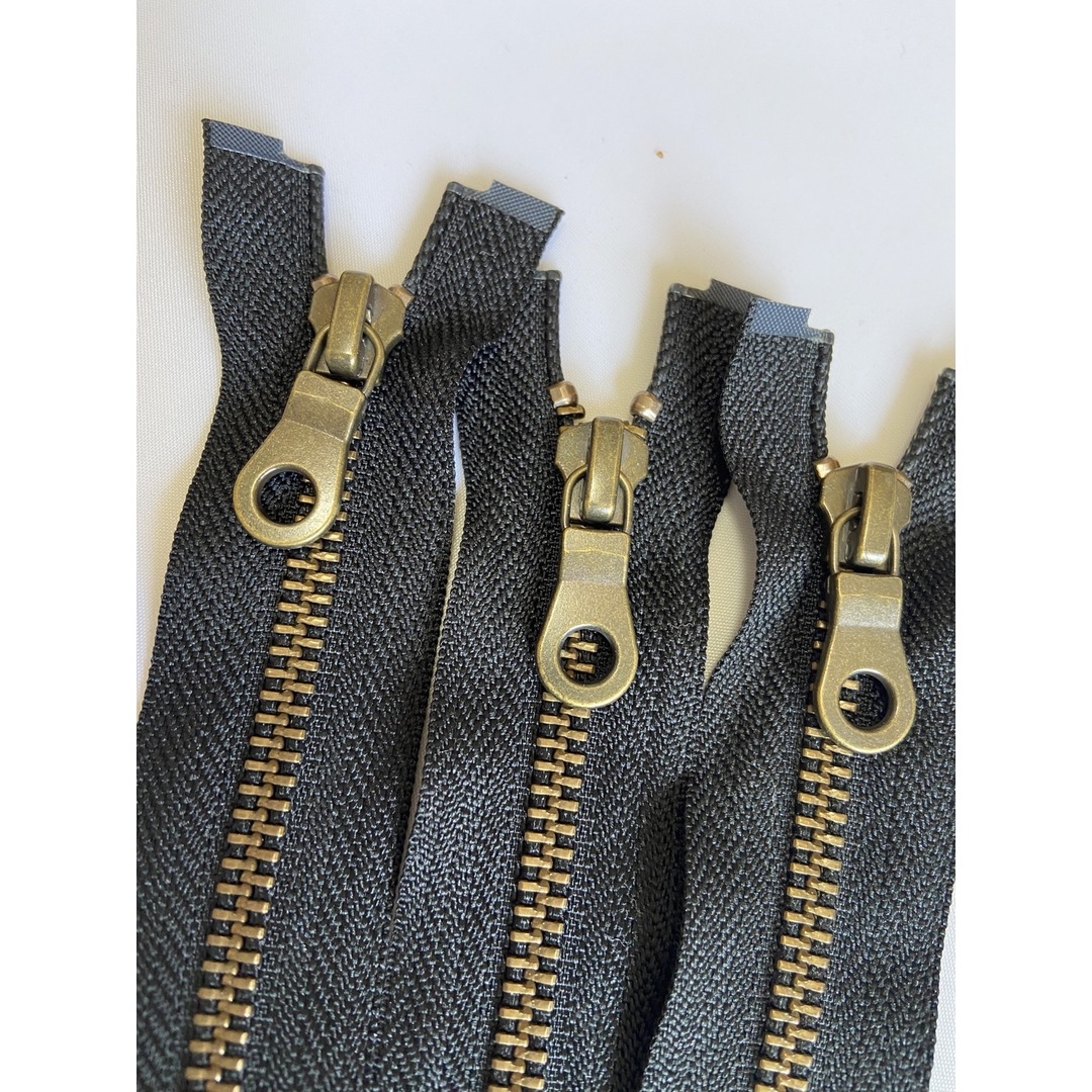 YKK 金属 オープンファスナー アンティークゴールド 黒5号44㎝ 3本 ハンドメイドの素材/材料(各種パーツ)の商品写真