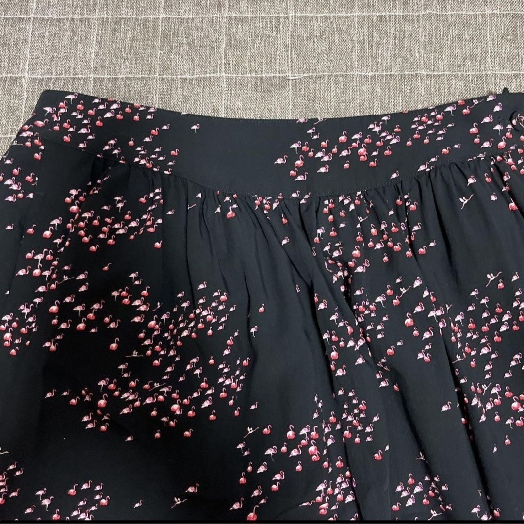 UNIQLO(ユニクロ)のセール♪新品 L ユニクロ イネス フレア スカート フラミンゴ（黒柄） レディースのスカート(ロングスカート)の商品写真