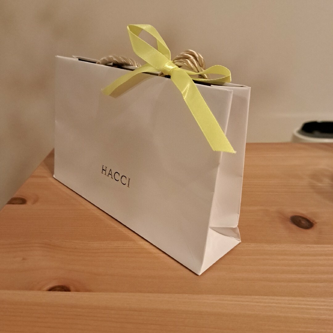 HACCI(ハッチ)の《美品》HACCI ハッチ ショッパー ショップ袋 誕生日プレゼント ギフト レディースのバッグ(ショップ袋)の商品写真