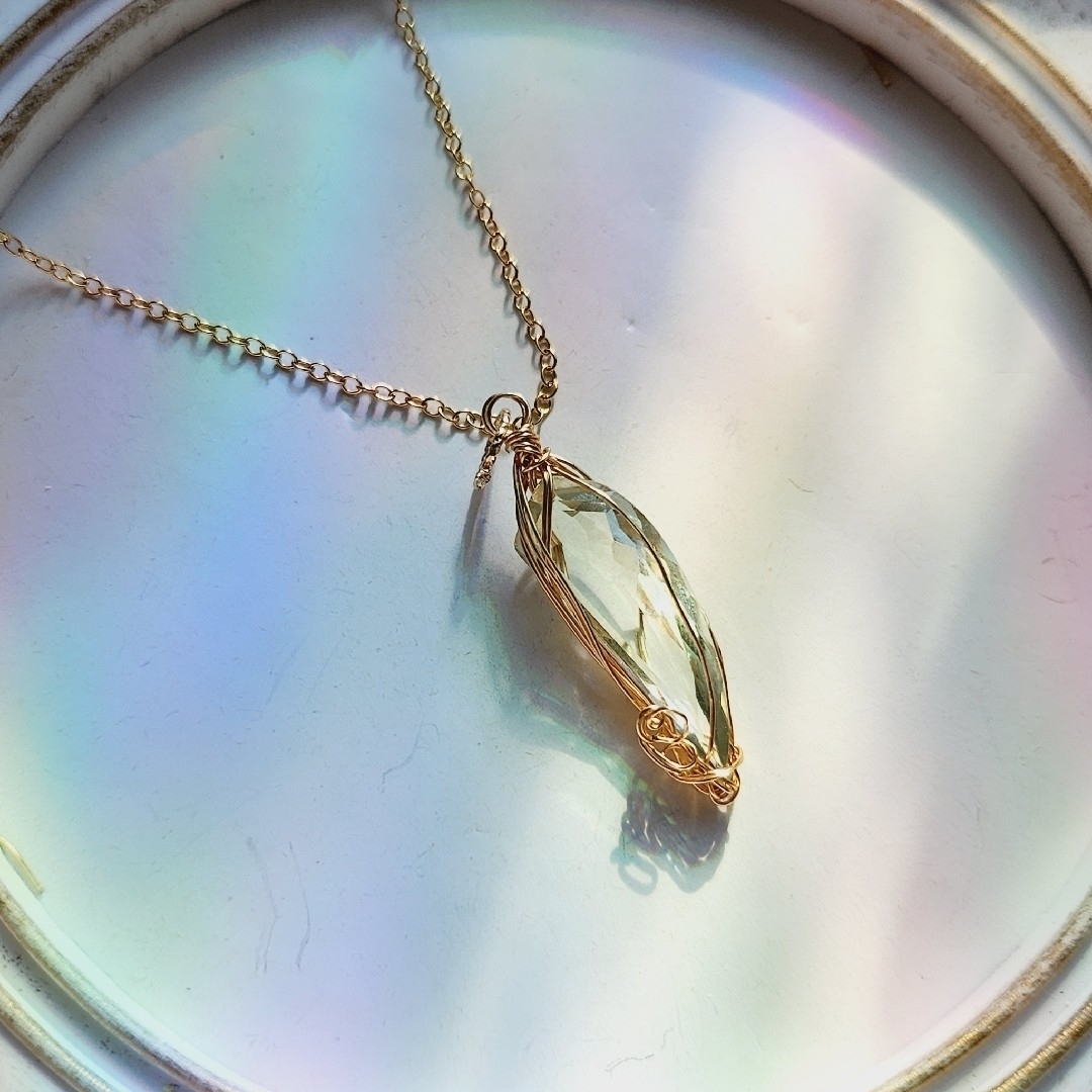 【一点物】翠竜の牙～グリーンアメジストのワイヤーラッピングペンダントトップ✩*˚ ハンドメイドのアクセサリー(ネックレス)の商品写真