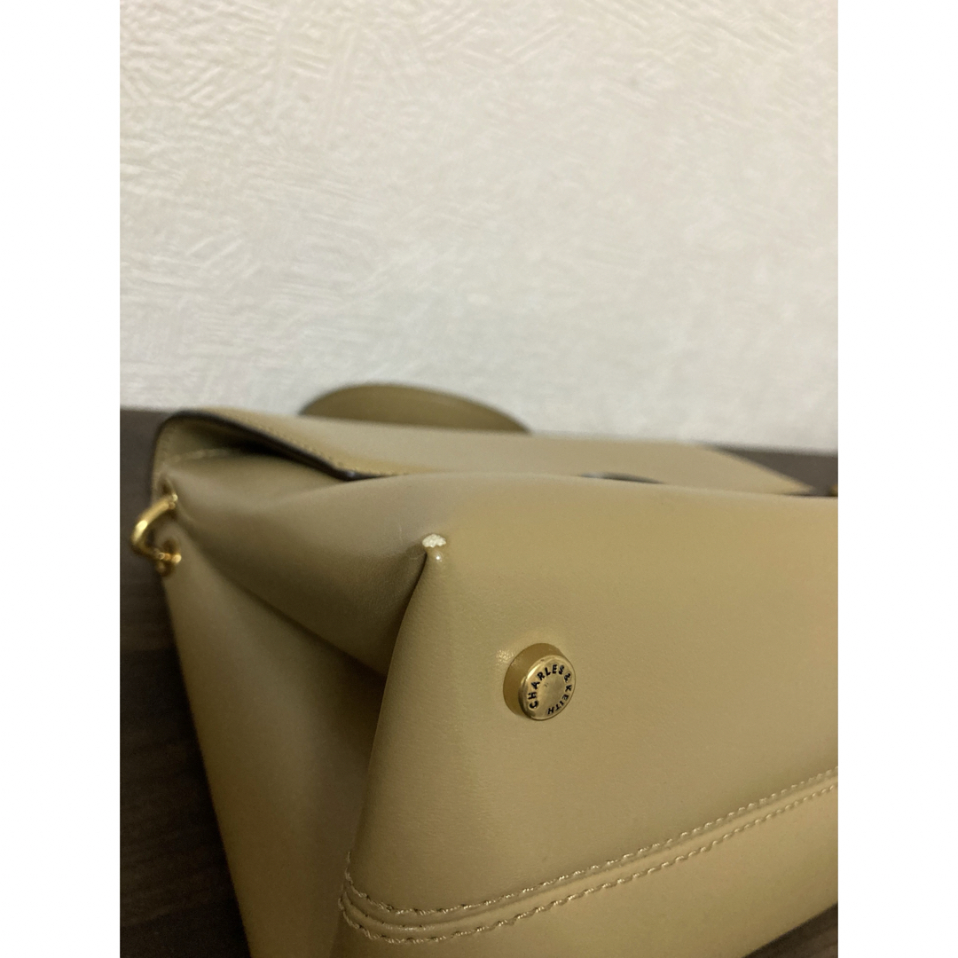 Charles and Keith(チャールズアンドキース)のCHARLES & KEITH ストーンエンベリッシュド ハンドルバッグ　カーキ レディースのバッグ(ハンドバッグ)の商品写真