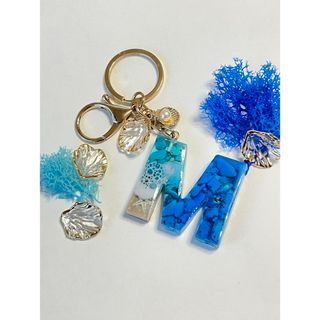 イニシャルキーホルダー　海　M キーホルダー　名前入り　プレゼント　ギフト(キーホルダー)