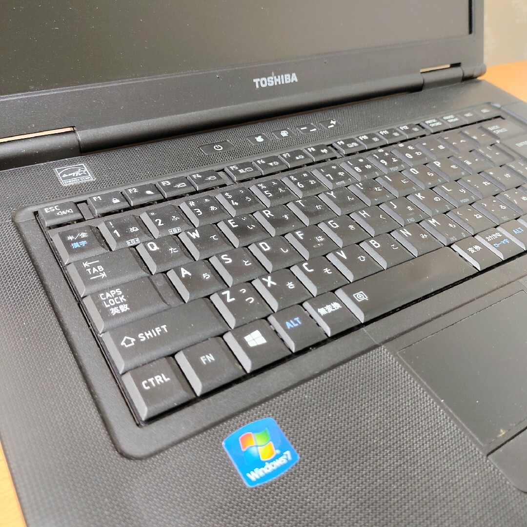 東芝(トウシバ)のノートパソコン（Core-i5、メモリ4GB、SSD128）　黒　東芝　マウス付 スマホ/家電/カメラのPC/タブレット(ノートPC)の商品写真