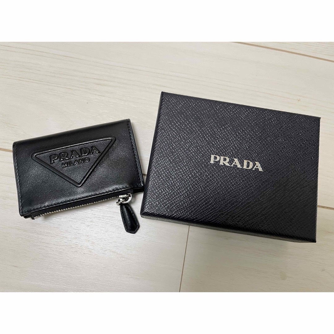 PRADA(プラダ)のプラダ　グレーストライアングルエンボスレザー カードケース レディースのファッション小物(財布)の商品写真