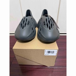 アディダス(adidas)のADIDAS YEEZY RUNNER 24.5cm(サンダル)