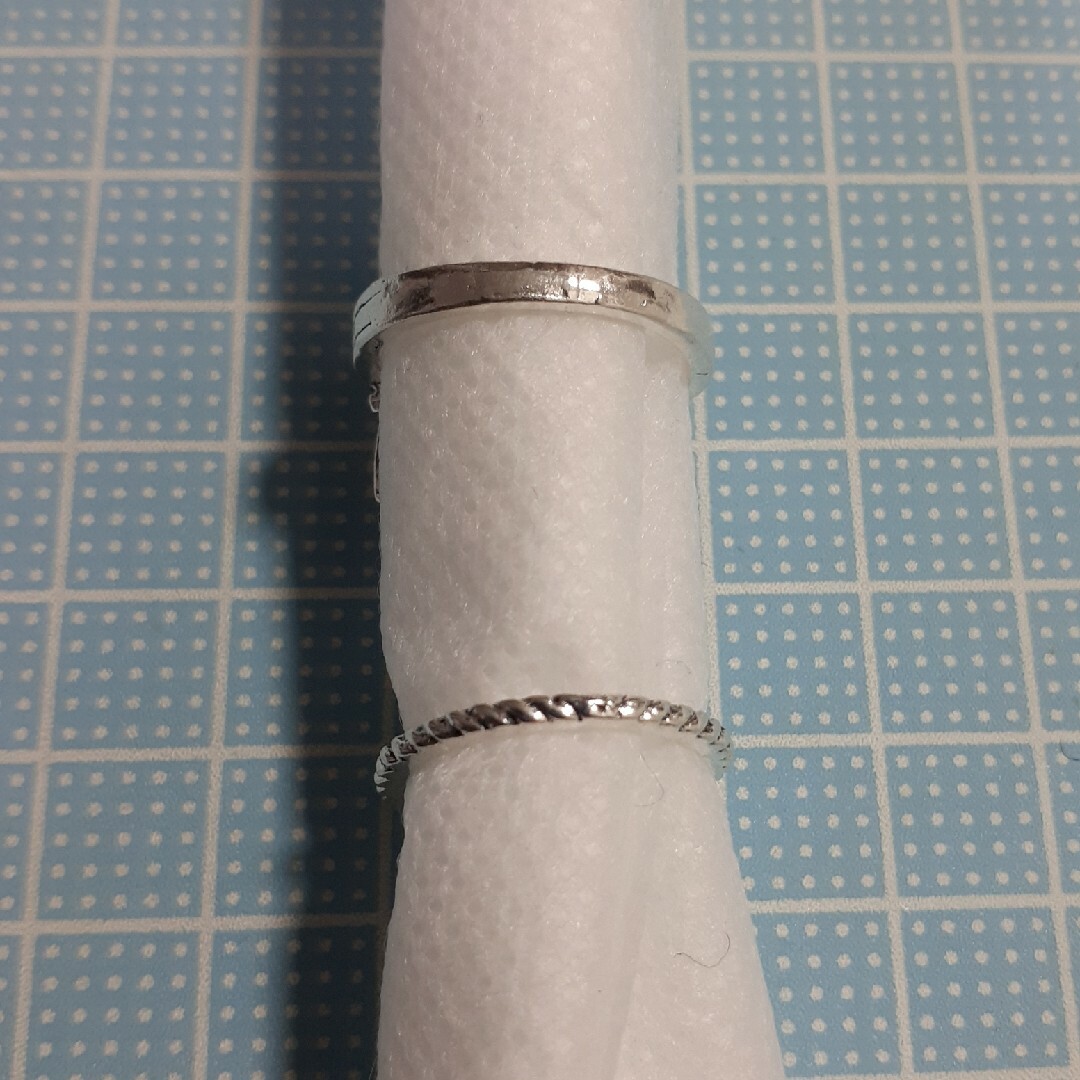 新品　未使用　銀色の指輪　白いビジュー　大き目　太陽?形のリング等　2個セット レディースのアクセサリー(リング(指輪))の商品写真