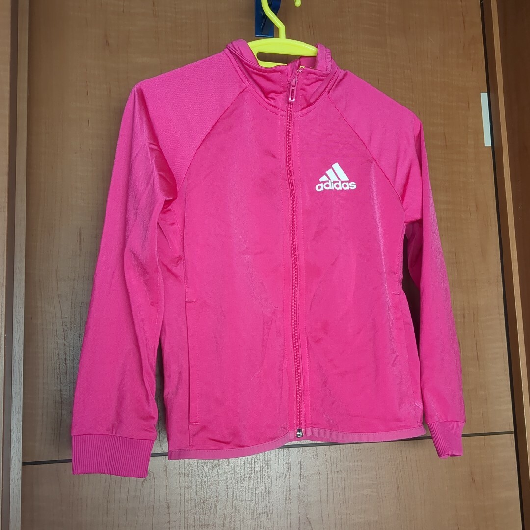 adidas(アディダス)のアディダス　ジャージ　ビビッドピンク キッズ/ベビー/マタニティのキッズ服女の子用(90cm~)(ジャケット/上着)の商品写真