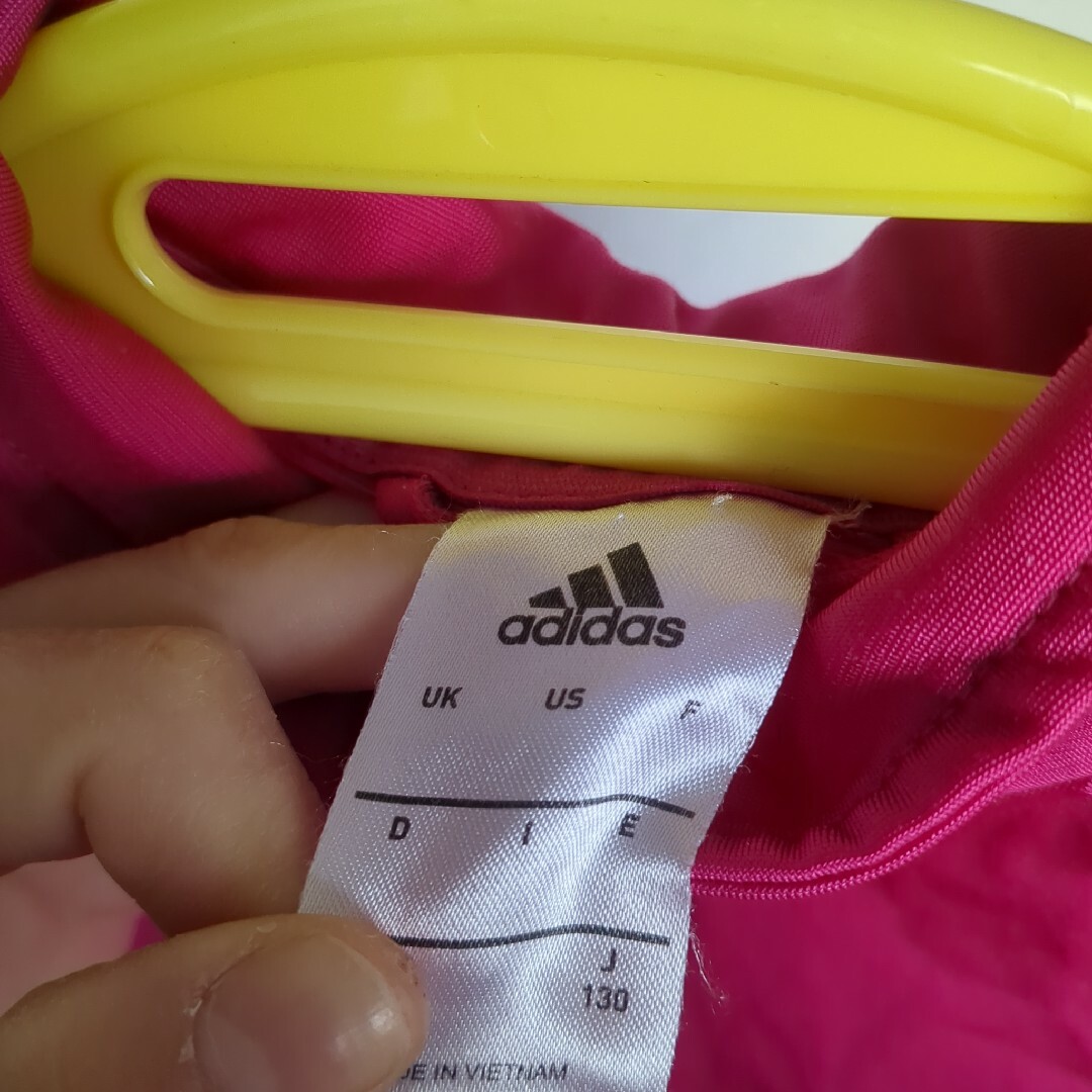 adidas(アディダス)のアディダス　ジャージ　ビビッドピンク キッズ/ベビー/マタニティのキッズ服女の子用(90cm~)(ジャケット/上着)の商品写真