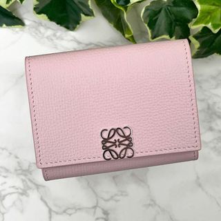 ロエベ(LOEWE)のロエベ アナグラム トライフォールド ウォレット（ペブルグレインカーフ）限定色(財布)