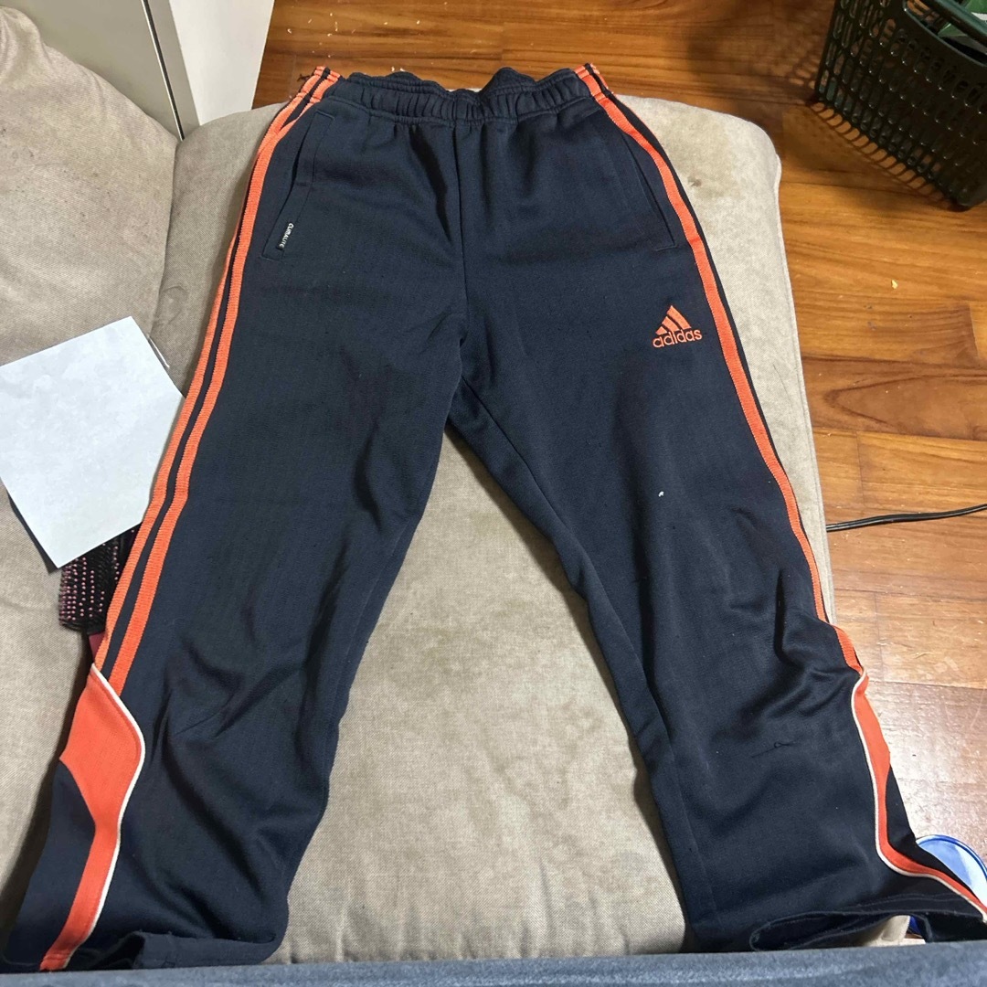 adidas(アディダス)のキッズ　ズボン　１３０　下　 キッズ/ベビー/マタニティのキッズ服男の子用(90cm~)(パンツ/スパッツ)の商品写真