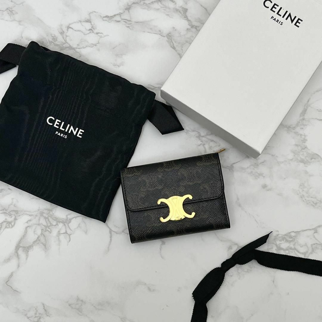 celine(セリーヌ)のセリーヌ コイン入れ付きコンパクトウォレット トリオンフ タン 現行販売モデル レディースのファッション小物(財布)の商品写真