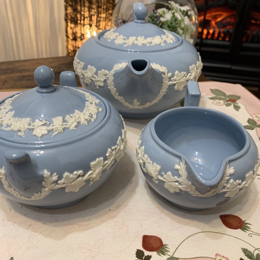 WEDGWOOD(ウェッジウッド)の希少　ウェッジウッド  エンボスド　クイーンズウェア　ティーポットセット インテリア/住まい/日用品のキッチン/食器(食器)の商品写真